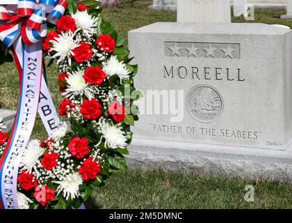 ARLINGTON, Virginia (5 marzo 2022) -- Un giuramento è posto alla tomba del Padre dei Seabei, Ammiraglio ben Moreell, Al Cimitero Nazionale di Arlington durante una cerimonia tenuta dal comando Naval Facilities Engineering Systems, progettato per onorare i membri del corpo degli ingegneri civili e della comunità di Seabee nel 80th° anniversario del compleanno di Seabee. Foto Stock