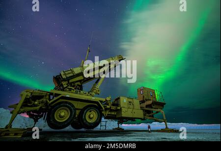 L'aurora boreale si illumina dietro una stazione di lancio Patriot M903 assegnata a 5th battaglione, 52nd Air Defense Artillery Regiment, durante l'esercitazione ARCTIC EDGE 2022 presso la base dell'aeronautica militare di Eielson, Alaska, 5 marzo 2022. Il sistema Patriot permette ai soldati di rilevare, analizzare e difendere contro le minacce missilistiche e aeree in arrivo. Foto Stock