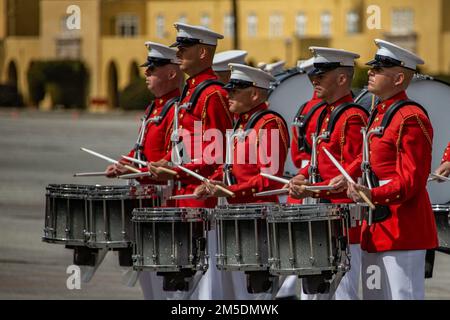 STATI UNITI Marines con Marine Drum e Bugle Corps, Battle Color Detachment, Marine Barracks Washington, D.C., si esibiscono durante la celebrazione centennale presso Marine Corps Recruit Depot (MCRD) San Diego, 5 marzo 2022. L'evento commemora la fondazione del Marine Corps Recruit Depot di San Diego nel 1921, e consisteva in esibizioni da parte degli Stati Uniti Marine Corps Silent Drill Platoon, Stati Uniti Marine Drum & Bugle Corps, e una cerimonia di taglio del nastro all'esterno del Command Museum. Foto Stock