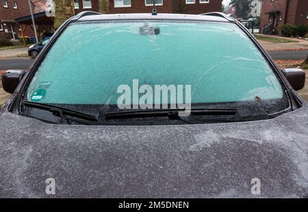 stagioni, traffico stradale, auto in inverno a temperature inferiori allo zero, parabrezza ghiacciato e cofano motore Foto Stock