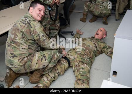 Air Force Reserve Citizen Airmen Sr. AMN. Brian Murphy, un portatore aereo con il 88th Aerial Port Squadron, 514th Air Mobility Wing, e il col. William H. Gutermuth, il comandante 514th AMW, praticano l'applicazione di tourniquet presso la Joint base McGuire-Dix-Lakehurst, N.J., il 5 marzo 2022. L'Airman ha partecipato a un programma Tactical Combat Casualty Care corso progettato per fornire ai membri che non sono normalmente coinvolti in ambienti di combattimento le capacità di sopravvivere e di cura per le vittime nel caso in cui sono sotto attacco o soffrono di un incidente grave. Foto Stock