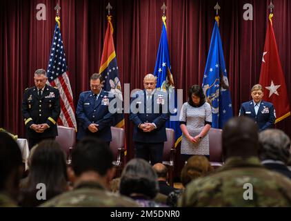 I membri del partito ufficiale osservano un momento solenne di preghiera in una cerimonia di promozione che celebra il maggiore Generale Barry A. Blanchard presso il Mississippi National Guard Joint Force Headquarters, Jackson, Mississippi, 5 marzo 2022. “Continuo a servire perché nulla può sostituire la sensazione di cameratismo, soddisfazione e soddisfazione di servire insieme a voi dopo oltre 29 anni”, ha affermato Blanchard. Foto Stock