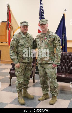 Angelo Catalano (sinistra), Comandante del 213th Regional Support Group, premia il Lt. David Marous (destra), con la Meritorious Service Medal per il suo eccezionale servizio mentre era Comandante del 228th Transportation Battalion dal 28 febbraio 2019 al 28 febbraio 2022. Foto Stock