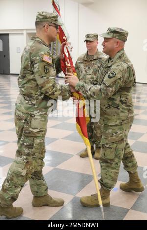 Angelo Catalano (a destra), Comandante del 213th Regional Support Group, passa il guidone della Battaglia dei Trasporti del 228th al Lt. Michael Siriani (a sinistra), Comandante entrante dell'unità, durante una cerimonia di cambio di comando a Fort Indiantown Gap, Annville, Pa. Marzo 5, 2022. Foto Stock