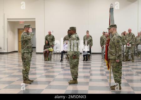 Il Lt. Col. Michael Siriani è in piedi davanti ai suoi soldati come il nuovo comandante del Battaglione dei Trasporti del 228th. Siriani assunse il comando del battaglione durante una cerimonia di cambio di comando a Fort Indiantown Gap, Annville, Pa. Marzo 5, 2022. Foto Stock