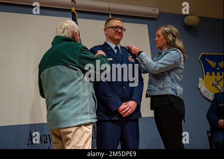 STATI UNITI Mark Mason, con il 121st Air Refueling Wing Judge Advocate Office, è promosso durante una cerimonia alla base della Guardia Nazionale aerea Rickenbacker, Ohio, 5 marzo 2022. Mason è stato Unito dai colleghi Airmen e dai membri della famiglia per la sua cerimonia di promozione. Foto Stock