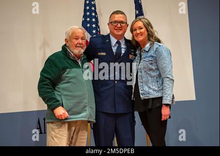 STATI UNITI Mark Mason, con il 121st Air Refueling Wing Judge Advocate Office, è promosso durante una cerimonia alla base della Guardia Nazionale aerea Rickenbacker, Ohio, 5 marzo 2022. Mason è stato Unito dai colleghi Airmen e dai membri della famiglia per la sua cerimonia di promozione. Foto Stock