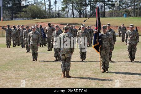 STATI UNITI I soldati dell'esercito con 2nd battaglione, 121st reggimento di fanteria, 48th squadra di combattimento della Brigata di fanteria, guardia nazionale dell'esercito della Georgia, rendono onore il 5 marzo 2022 a Forsyth, Georgia. Il Battaglione del Guerriero ha tenuto una cerimonia di cambio di comando e di responsabilità per salutare il team di comando uscente e dare il benvenuto al team di comando entrante. Foto Stock