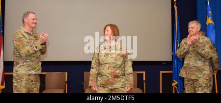 McClain, comandante di 433rd Airlift Wing, col. Wayne M. Williams, ex comandante del 433rd Mission Support Group, applaude il col. Jeanne E. Bisesi per aver preso il comando del 433rd MSG durante una cerimonia presso la Joint base di San Antonio-Lackland, Texas, 5 marzo 2022. La cerimonia ha permesso a Williams di salutare e Bisesi di salutare ufficialmente 433rd membri del personale MSG sotto il suo comando. Foto Stock