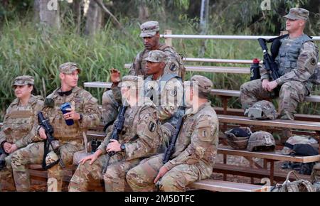 Hawaii Army National Guard e Stati Uniti I soldati della riserva militare partecipano a un briefing sulla gamma di qualificazione delle armi per l'evento di qualificazione delle armi individuali (IWQ) durante la competizione annuale del miglior guerriero presso la caserma di Schofield, Hawaii, 5 marzo 2022. I soldati hanno utilizzato M4 fucili carbini durante questo evento. Foto Stock