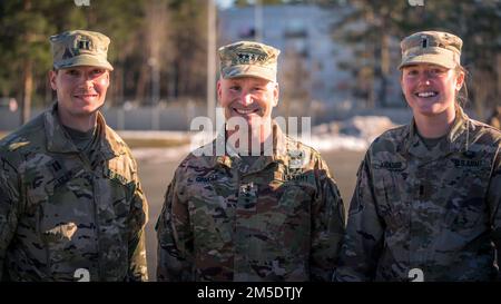 STATI UNITI Christopher Cavoli, comandante degli Stati Uniti Esercito Europa e Africa, posa per una foto con il Capitano Kevin Krupp e il 1st Lt. Kelsey Krauss, entrambi assegnati al 5th Battaglione, 4th Air Defense Artillery Regiment, durante una visita ad Adazi, Lettonia il 5 marzo 2022. Foto Stock