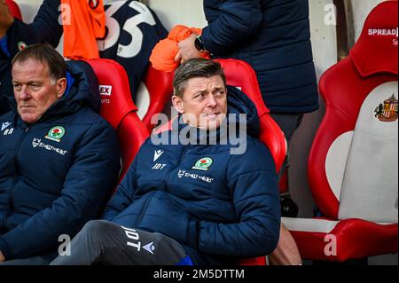 Il manager di Blackburn Rovers Jon Dahl Tomasson prende posto nel dugout davanti alla partita del Campionato EFL contro Sunderland AFC. Foto Stock