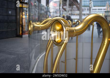 15 dic. 2022, Milano , Italia: Particolare dell'uovo, aka Trumpet, installazione artistica di Alberto Garutti, in piazza Gae Aulenti, quartiere porta Nuova, M. Foto Stock