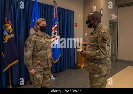 STATI UNITI Tecnologia Air Force. Melissa Seaman, supervisore della manutenzione radiofonica, 110th Communications Flight, è stato coniato dal Capo Maestro Sgt. Maurice L. Williams, capo del comando, Air National Guard (ANG), presso la base di Battle Creek ANG, Michigan, 5 marzo 2022. Seaman ha rinnovato sia la sezione di manutenzione delle radio che il programma di gestione dello spettro radio per il volo di comunicazione 110th. Foto Stock