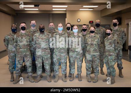 STATI UNITI Capo delle forze aeree Maestro Sgt. Maurice L. Williams, destra, capo comando, Guardia Nazionale aerea (ANG), Kevin L. Myers, primo direttore funzionale sergente, ANG, posa per una foto di gruppo con i vincitori di Airman of the Year e i membri junior arruolato della 110th Wing alla base nazionale aerea di Battle Creek, Michigan, 5 marzo 2022. Durante la sua visita, Williams ha fatto un tour degli squadroni e ha parlato con Airmen sull'importanza dello sviluppo professionale, della leadership e della tutorship di Airman. Foto Stock