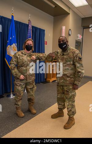 STATI UNITI Tecnologia Air Force. Melissa Seaman, supervisore della manutenzione della radio, 110th Communications Flight, gomito dump Capo Master Sgt. Maurice L. Williams, capo comando, Air National Guard (ANG), presso la base di Battle Creek ANG, Michigan, 5 marzo 2022. Seaman ha rinnovato sia la sezione di manutenzione delle radio che il programma di gestione dello spettro radio per il volo di comunicazione 110th. Foto Stock