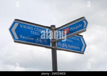 Cartello con la scritta "Finger Post" per il sentiero vichingo costiero di Margate Kent Foto Stock