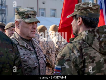 STATI UNITI Il generale dell'esercito Mark A. Milley, presidente dei capi di stato maggiore, premia una moneta a un soldato sloveno a Camp Adazi, Lettonia, 5 marzo 2022. Il generale Milley, leader militare statunitense di altissimo livello, è stato Unito all'ambasciatore degli Stati Uniti in Lettonia John Carwile, lettone Lt. Generale Leonīds Kalniņš, capo della difesa, e il generale Christopher G. Cavoli, comandante degli Stati Uniti Esercito Europa e Africa, per una visita. Il generale Milley ha detto che i recenti dispiegamenti delle truppe statunitensi dimostrano il nostro impegno nei confronti della NATO e hanno detto ai soldati che la loro missione è quella di stare fianco a fianco nella difesa del territorio della NATO Foto Stock