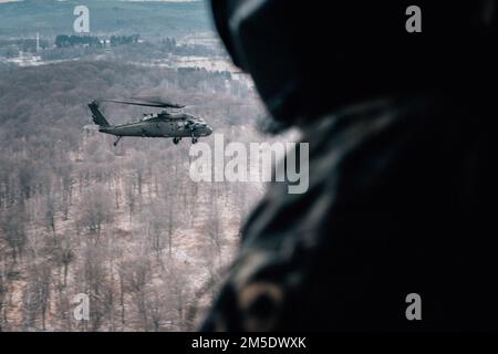 STATI UNITI I soldati, assegnati a Charlie Company, 3-227th Aviation Regiment, 1st Air Cavalry Brigade, 1st Cavalry Division, conducono una missione simulata di assalto aereo durante Saber Strike 22 presso la Military Training Area Lest, Slovacchia, 4 marzo 2022. Saber Strike 22 è un esercizio multinazionale dal 28 febbraio al 18 marzo 2022, che include la partecipazione di 13 nazioni alleate e partner della NATO. L'esercizio è volto a dimostrare le capacità collettive della NATO di operare in condizioni austere e dimostrare che siamo più forti insieme. Foto Stock