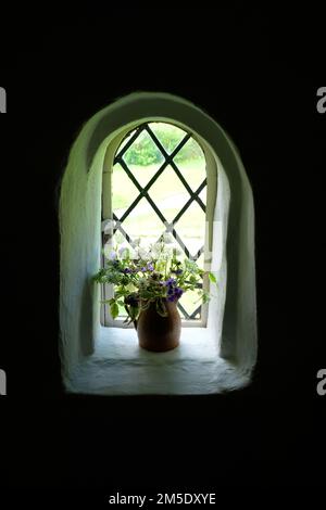 Caraffa di fiori selvatici in un'antica finestra - John Gollop Foto Stock