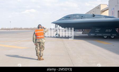 Leroy McCardell Jr., 131st Bomb Wing comando capo sergente, marescialli e lancia un B-2 Spirit bomber furtivo alla base dell'aeronautica militare di Whiteman, Missouri, 6 marzo 2022. McCardell ha incontrato 131st capi dell'equipaggio del gruppo di manutenzione che lavorano sulla linea di volo per conoscere il loro lavoro e comprendere meglio le sfide che devono affrontare nella loro carriera nella Guardia Nazionale aerea. Foto Stock