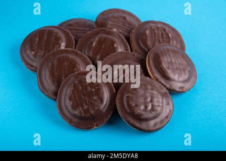 Foto ravvicinata di un mucchio di biscotti ricoperti di cioccolato Foto Stock