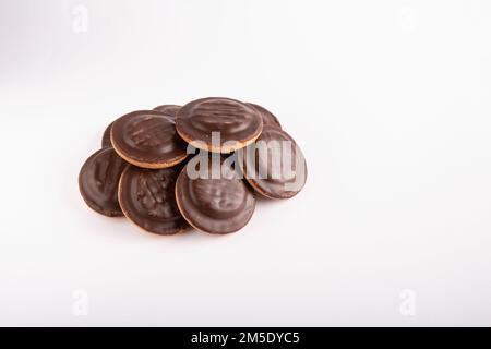 foto di biscotti ricoperti di cioccolato su sfondo bianco Foto Stock