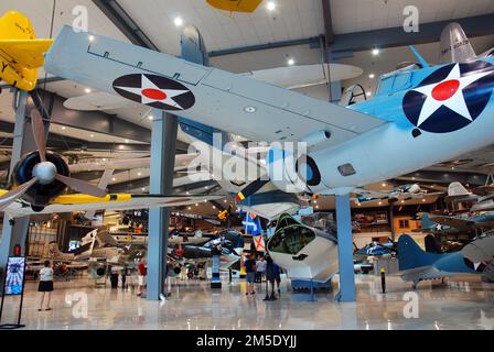 Gli aerei dell'epoca della seconda guerra mondiale sono esposti al Museo dell'aviazione navale di Pensacola, Florida Foto Stock