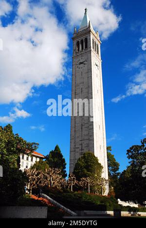 Il Sather Campanile, torre campanaria, sorge sul campus della University of California Berkeley, Cal, Foto Stock