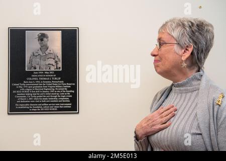 Il cavallo ROSSO del 203rd dedica il suo auditorium in onore del tardo colonnello Thomas J. Turlip 5 marzo 2022, presso la Riserva militare di Stato a Virginia Beach, Virginia. Turlip guidò i 203rd Airmen a CAVALLO ROSSO e i membri della famiglia come comandante in uno dei momenti più difficili dello squadrone, quando 18 membri furono uccisi in un incidente militare di trasporto il 3 marzo 2001. RED HORSE è l'acronimo di Rapid Engineer Deployable Heavy Operational Repair Squadron Engineers e l'unità fornisce una forza di risposta altamente mobile per l'ingegneria civile, in grado di supportare le operazioni di emergenza in tutto il mondo. Foto Stock