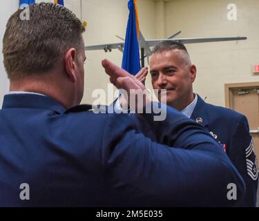 Kenneth Gabor, 111th Attack Wing Security Forces Manager, saluta il Lt. Alex Van Zant, 111th Security Forces Squadron Commander, durante una cerimonia alla base della Guardia Nazionale aerea di Horsham, Pennsylvania, per promuovere il Gabor al suo rango attuale, 5 marzo 2022. Gabor, nativo di Telford, Pennsylvania, attualmente lavora con la SFS 111th come leader senior arruolato. Foto Stock