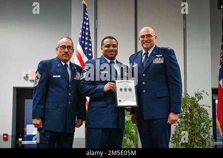 La Top III Organization alla 165th Airlift Wing di Savannah, Georgia, ha ospitato una cerimonia di premiazione e un banchetto per i Master Sergenti appena promossi per accoglierli nel livello più alto e riconoscerli formalmente come NCO senior il 5 marzo. 2022 presso l'Air Dominance Center sulla base. Jerome Miller, 165th Logistics Readiness Squadron, è stato presentato un certificato di induzione dal comandante di ala, Stati Uniti Robert S. Noren e il capo comandante Sgt. Francisco Ramirez. Foto Stock