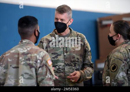 Daniel Hokanson, capo dell'Ufficio della Guardia Nazionale, visita con i membri della Guardia Nazionale delle Hawaii, Maui, Hawaii, 5 marzo 2022. Foto Stock