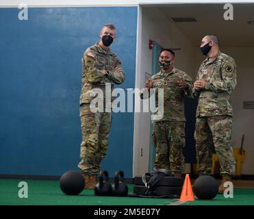 Daniel Hokanson, capo dell'Ufficio della Guardia Nazionale, visita con i membri della Guardia Nazionale delle Hawaii, Maui, Hawaii, 5 marzo 2022. Foto Stock