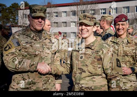 STATI UNITI Il generale dell'esercito Mark A. Milley (a sinistra), presidente dei Capi di stato maggiore, si presenta per una foto con il Capitano Gabrielle Hildebrand, funzionario per gli affari pubblici assegnato alla sede centrale e alla sede centrale della società, 12th Brigata da combattimento, a Camp Adazi (Lettonia) il 5 marzo; 2022. A Milley, leader militare statunitense di altissimo livello, si è aggiunto l'Ambasciatore degli Stati Uniti in Lettonia John Carwile, il Lt. Generale lettone Leonīds Kalniņš, Capo della Difesa, e il Gen. Christopher G. Cavoli, comandante generale degli Stati Uniti Esercito Europa e Africa, per la visita ai soldati statunitensi e lettoni. Milley ha detto che la recente truppa USA schierare Foto Stock