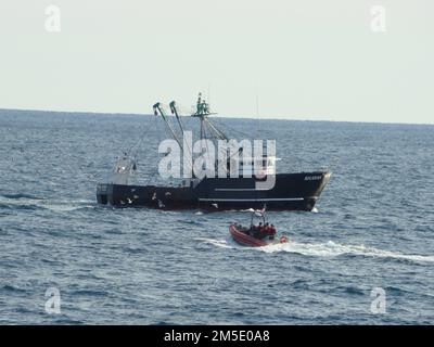 I membri della squadra d'imbarco USCGC Tampa si avvicinano al peschereccio Socatean per condurre un'ispezione di routine delle attrezzature per la pesca e la sicurezza al largo delle coste del Massachusetts, 5 marzo 2022. Queste ispezioni sono spesso condotte per garantire che sia l'equipaggio che i proprietari delle navi dispongano delle attrezzature necessarie per rispondere alle emergenze in mare. (Foto guardia costiera di Lieutenant junior grade Delaney Swift) Foto Stock