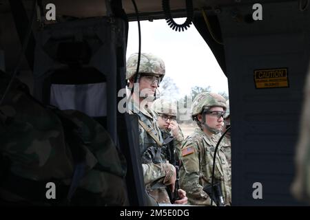 Artur Potas, 807th Medical Command (Deployment Support), SPC. Steven Peralta, 99th Readiness Division e Sgt. Jessica Betando, 63rd Readiness Division ricevono istruzioni da un pilota di elicotteri prima dell'evento di volo durante il FY22° CBWC. Il Consorzio FY22 Best Warrior Competition si è svolto il 2-6 marzo a Camp Bullis sulla base congiunta di San Antonio, Texas. Il CBWC è un evento congiunto che comprende soldati appartenenti a diversi comandi della Riserva dell'Armata da tutta la nazione, tra cui il 80th Training Command, 807th Medical Command, 76th Operational Response Command, Medical Readiness e Trai Foto Stock