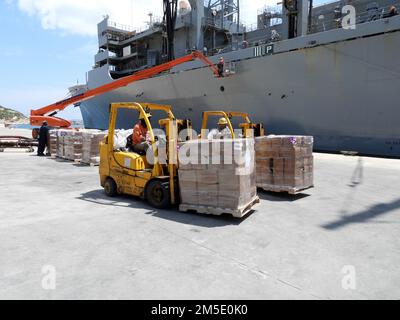 220503-N-AH609-1004-GR ATTIVITÀ DI SUPPORTO NAVALE SOUDA BAY, Grecia (3 maggio 2022) palette di latte sono caricate su militare Sealift comando veloce nave di supporto combattimento USNS Supply (T-AOE 6) al Marathi NATO Pier Complex, 3 maggio 2022. Naval Supply Systems Command Fleet Logistics Center Sigonella Site Souda Bay supporta il combattente coordinando la consegna di merci e posta alle navi in arrivo a Souda Bay. La fornitura prevede il prelievo di carichi e di accantonamenti per le navi dal Carrier Strike Group 8, che viene implementato nell'area operativa della flotta degli Stati Uniti 6th e include la portaerei USS Foto Stock