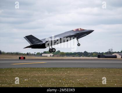 Una Royal Norwegian Air Force F-35A Lightning II decollare dalla linea di volo durante un'operazione di volo congiunta con la 48th Fighter Wing, presso la Royal Air Force Lakenheath, Inghilterra, 3 maggio 2022. La Liberty Wing, insieme ai suoi alleati della NATO e ai suoi partner di missione, continua a rafforzare gli sforzi di deterrenza e ad adattarsi migliorando la prontezza e la reattività. Foto Stock