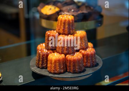 Dolce francese baba au rhum in mostra nella panetteria francese, Lione, Francia Foto Stock