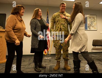 STATI UNITI Benjamin Garland, 140th Wing, Public Affairs ottiene il suo nuovo grado tagged sopra da sua sorella, Jessica Kirby alla base di forza spaziale di Buckley, Aurora, Colom. Il 6 marzo 2022. Garland si è laureato in Accademia dell'aeronautica ed è entrato nella National Football League nel 2010 ed è attualmente il membro del servizio più alto a giocare nella NFL. Foto Stock