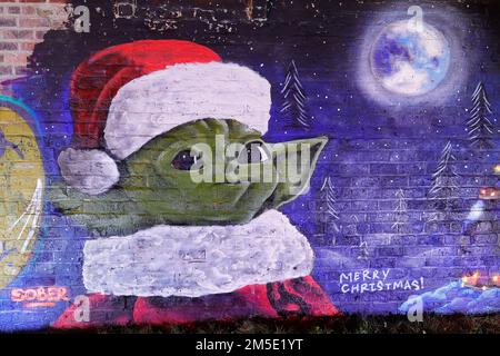 Primo piano di un murale di Christmas Star Wars a Leeds con Yoda in un cappello di Santa. Creato dall'artista Laffiti & Northern Mural Co Foto Stock