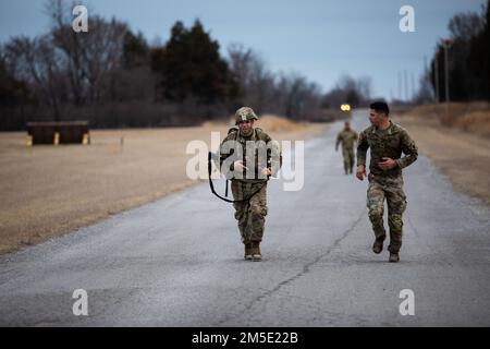 Keith Hanchett (a sinistra), un soldato assegnato al Camp Gruber Training Center, E SPC. David Jefferey, membro della truppa C, 1st Squadron, 180th Calvario Regiment, 45th Fanty Brigade Combat Team, attraversa il traguardo di una marcia di 12 miglia al Best Warrior Competition al Camp Gruber Training Center, Oklahoma, 6 marzo 2022. Il concorso è un evento annuale di tre giorni che riunisce soldati di alto livello per testare la loro competenza in una varietà di compiti e esercitazioni guerrieri. I concorrenti resistono a prove di navigazione terrestre, marcature e skil di armi Foto Stock