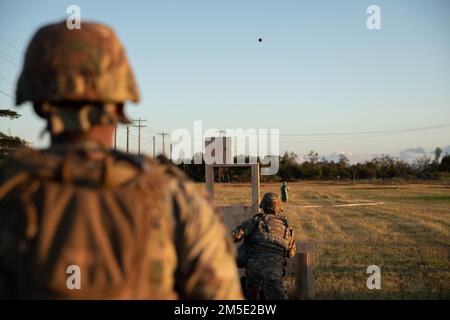 Il soldato della Guardia Nazionale dell'Esercito delle Hawaii (HIARNG), Sgt. Trevor J. Castro, un elicottero riparatore, assegnato a 1-183rd Aviation Regiment, 103rd comando della truppa, simula il lancio di una granata, Schofield Barracks, Hawaii, 6 marzo 2022. Il lancio di Grenade è stato l'evento misterioso nell'evento Expert Soldier Badge (ESB) Tasks per l'annuale Best Warrior Competition (BWC). Foto Stock