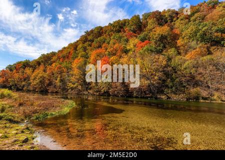 Paesaggio autunnale lungo il fiume Watauga vicino alla diga di Wilbur nella valle del fiume Watauga nel Tennessee, Stati Uniti. Foto Stock