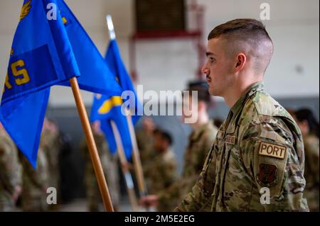 La 121st Air Refueling Wing organizza una cerimonia di premiazione durante l'UTA di marzo presso la Rickenbacker Air National Guard base, Ohio, 6 marzo 2022. Vari premi sono stati assegnati ad Airmen durante la cerimonia. Foto Stock