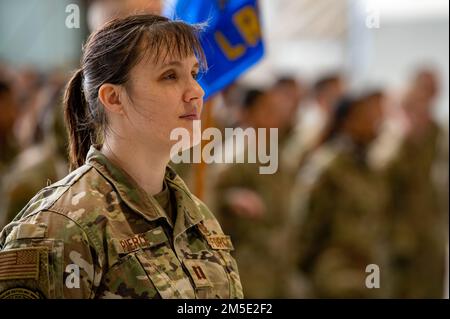 La 121st Air Refueling Wing organizza una cerimonia di premiazione durante l'UTA di marzo presso la Rickenbacker Air National Guard base, Ohio, 6 marzo 2022. Vari premi sono stati assegnati ad Airmen durante la cerimonia. Foto Stock