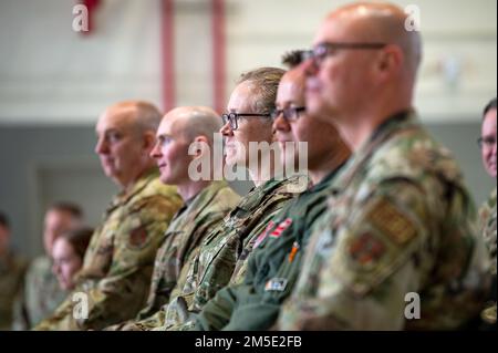 La 121st Air Refueling Wing organizza una cerimonia di premiazione durante l'UTA di marzo presso la Rickenbacker Air National Guard base, Ohio, 6 marzo 2022. Vari premi sono stati assegnati ad Airmen durante la cerimonia. Foto Stock