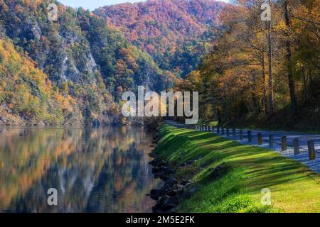 Paesaggio autunnale lungo il fiume Watauga vicino alla diga di Wilbur nella valle del fiume Watauga nel Tennessee, Stati Uniti. Foto Stock