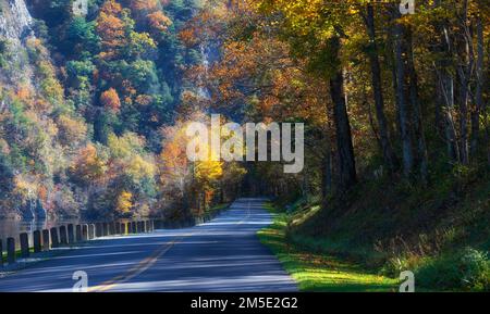 Paesaggio autunnale lungo il fiume Watauga vicino alla diga di Wilbur nella valle del fiume Watauga nel Tennessee, Stati Uniti. Foto Stock